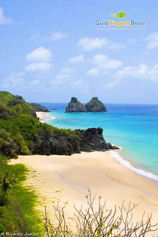 Imagem da Praia do Boldro e ao fundo o Morro Dois Irmãos, em Fernando de Noronha, Pernambuco, Brasil.